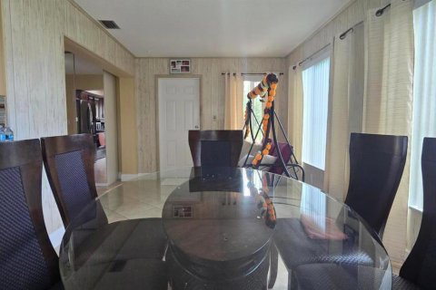 House in Tamarac, Florida 2 bedrooms, 124.67 sq.m. № 2389929 - photo 21