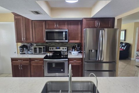 House in Tamarac, Florida 2 bedrooms, 124.67 sq.m. № 2389929 - photo 15