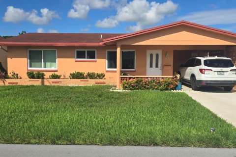 House in Tamarac, Florida 2 bedrooms, 124.67 sq.m. № 2389929