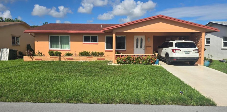 House in Tamarac, Florida 2 bedrooms, 124.67 sq.m. № 2389929