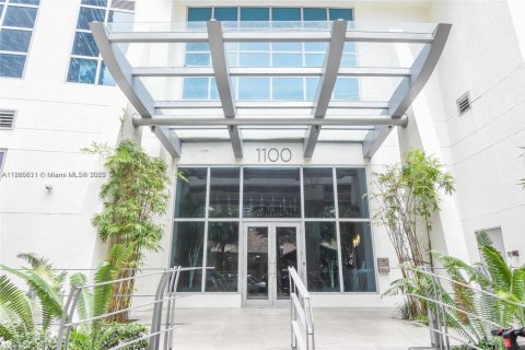 Condo in Miami, Florida, 2 bedrooms  № 1932474 - photo 1