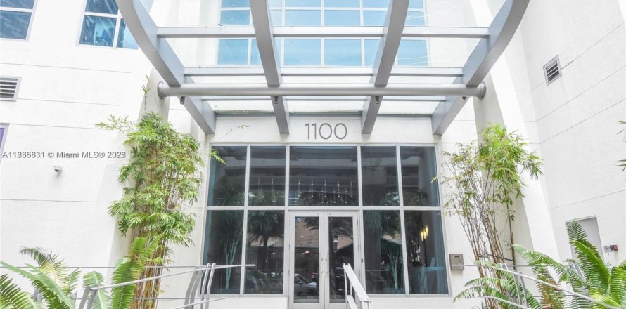 Condominio en Miami, Florida, 2 dormitorios № 1932474