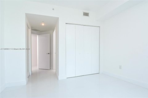 Condo in Miami, Florida, 2 bedrooms  № 1932474 - photo 8