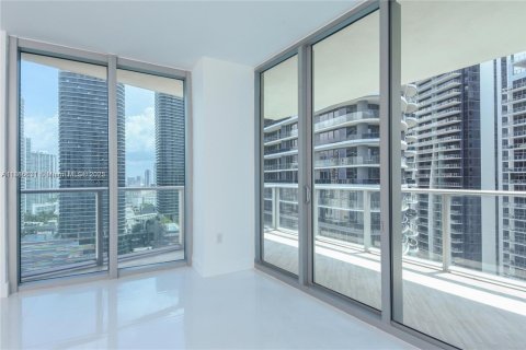 Condo in Miami, Florida, 2 bedrooms  № 1932474 - photo 4