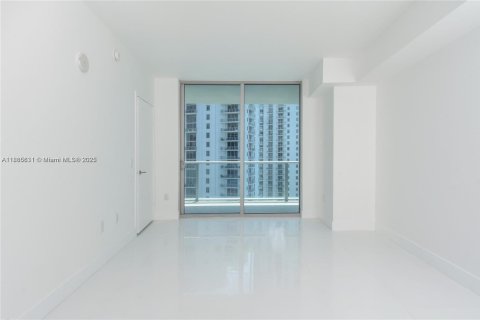 Condo in Miami, Florida, 2 bedrooms  № 1932474 - photo 9