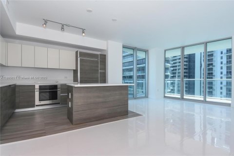 Condo in Miami, Florida, 2 bedrooms  № 1932474 - photo 3