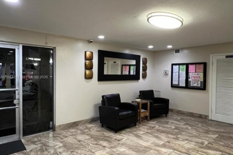 Copropriété à louer à Hollywood, Floride: 1 chambre, 63.92 m2 № 1999539 - photo 3