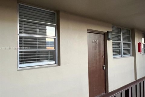 Copropriété à louer à Hollywood, Floride: 1 chambre, 63.92 m2 № 1999539 - photo 4