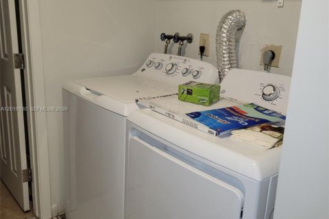Townhouse in Hialeah, Florida 2 bedrooms, 95.88 sq.m. № 2088348 - photo 4