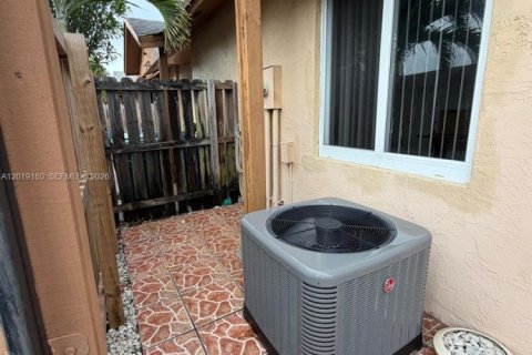 Townhouse in Hialeah, Florida 2 bedrooms, 95.88 sq.m. № 2088348 - photo 14