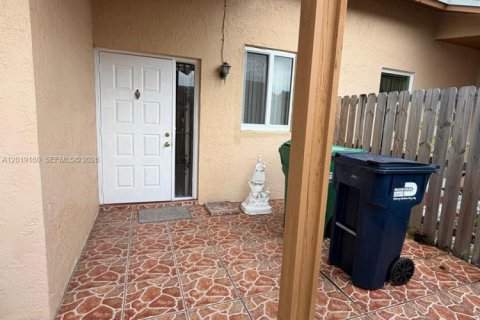 Townhouse in Hialeah, Florida 2 bedrooms, 95.88 sq.m. № 2088348 - photo 15