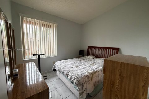 Townhouse in Hialeah, Florida 2 bedrooms, 95.88 sq.m. № 2088348 - photo 11
