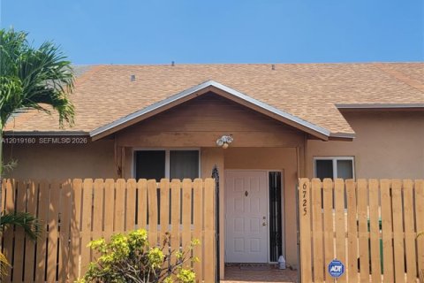 Townhouse in Hialeah, Florida 2 bedrooms, 95.88 sq.m. № 2088348 - photo 17