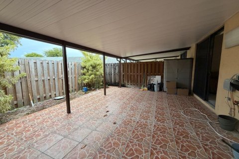 Townhouse in Hialeah, Florida 2 bedrooms, 95.88 sq.m. № 2088348 - photo 8