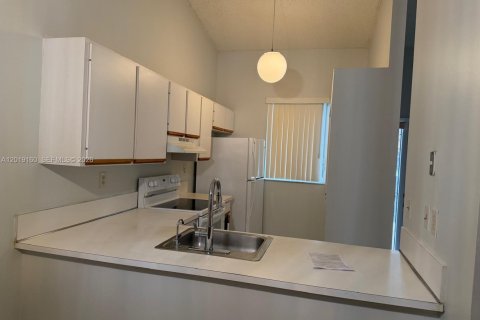 Townhouse in Hialeah, Florida 2 bedrooms, 95.88 sq.m. № 2088348 - photo 2