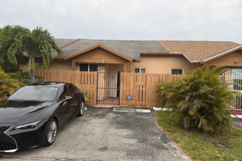 Townhouse in Hialeah, Florida 2 bedrooms, 95.88 sq.m. № 2088348