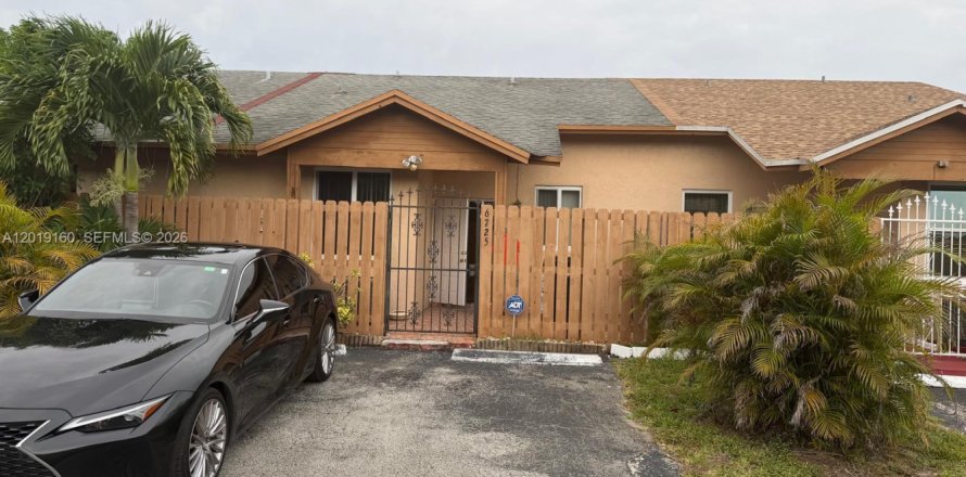 Townhouse in Hialeah, Florida 2 bedrooms, 95.88 sq.m. № 2088348
