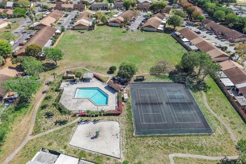 Townhouse in Hialeah, Florida 2 bedrooms, 95.88 sq.m. № 2088348 - photo 18