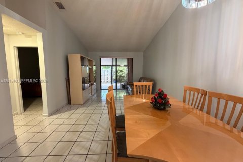 Townhouse in Hialeah, Florida 2 bedrooms, 95.88 sq.m. № 2088348 - photo 6