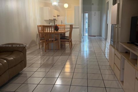 Townhouse in Hialeah, Florida 2 bedrooms, 95.88 sq.m. № 2088348 - photo 13
