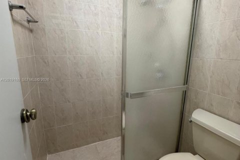 Townhouse in Hialeah, Florida 2 bedrooms, 95.88 sq.m. № 2088348 - photo 12