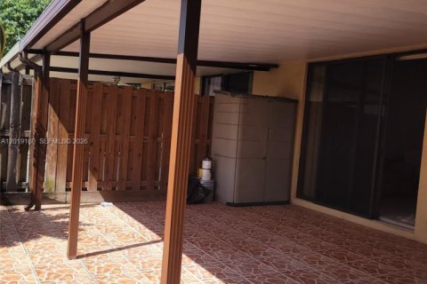 Townhouse in Hialeah, Florida 2 bedrooms, 95.88 sq.m. № 2088348 - photo 3