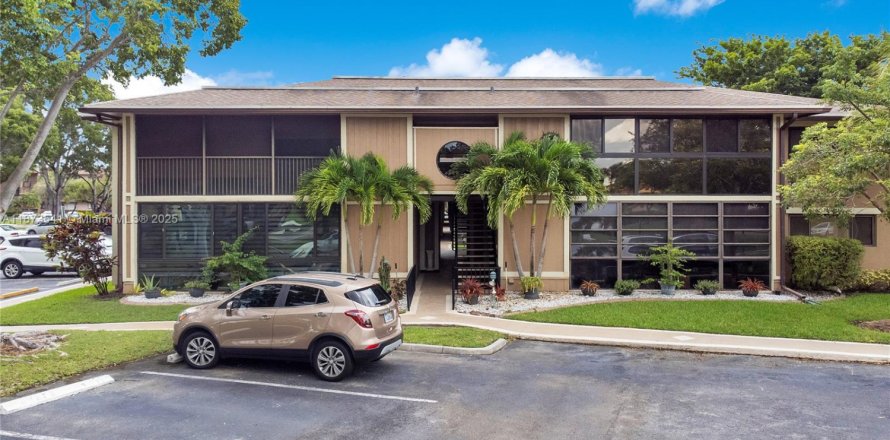 Condo in Tamarac, Florida, 2 bedrooms № 1898126