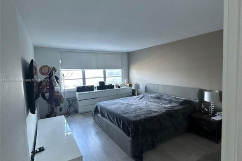 Condominio en venta en North Miami, Florida, 1 dormitorio, 79.43 m2 № 1859661 - foto 14