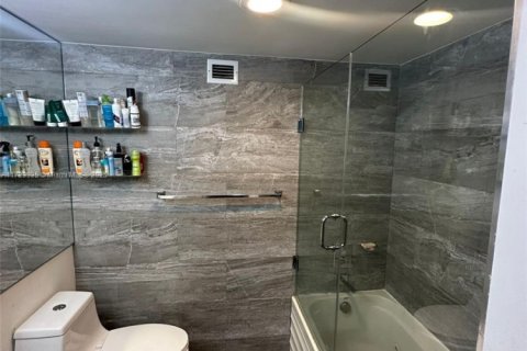 Condominio en venta en North Miami, Florida, 1 dormitorio, 79.43 m2 № 1859661 - foto 17