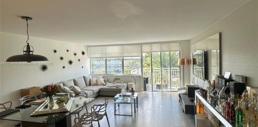 Condominio en North Miami, Florida, 1 dormitorio  № 1859661
