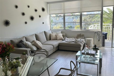 Condominio en venta en North Miami, Florida, 1 dormitorio, 79.43 m2 № 1859661 - foto 5