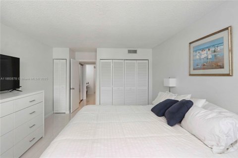 Condo in Key Biscayne, Florida, 1 bedroom  № 1961504 - photo 13
