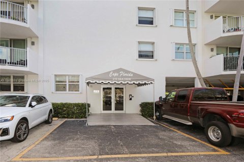 Condo in Key Biscayne, Florida, 1 bedroom  № 1961504 - photo 18