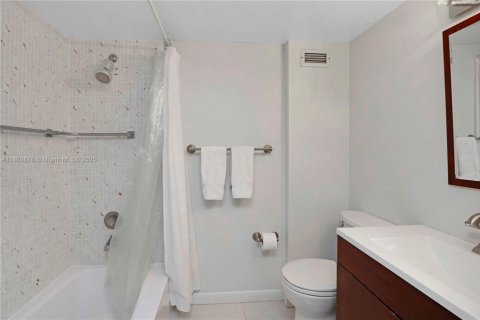 Condo in Key Biscayne, Florida, 1 bedroom  № 1961504 - photo 15