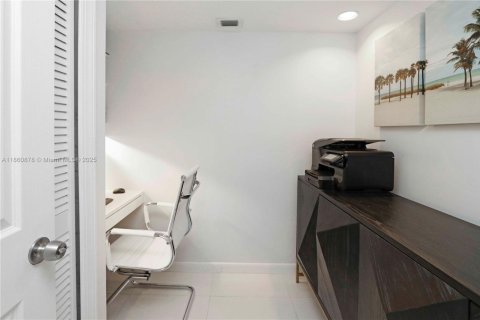 Condo in Key Biscayne, Florida, 1 bedroom  № 1961504 - photo 11