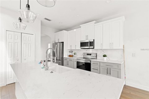 House in Davenport, Florida 5 bedrooms, 227.7 sq.m. № 2391228 - photo 3