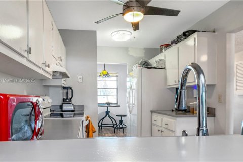 Villa ou maison à vendre à Lauderhill, Floride: 2 chambres, 117.06 m2 № 2082215 - photo 8