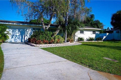 House in Saint Petersburg, Florida 2 bedrooms, 112.6 sq.m. № 1580698 - photo 1