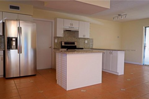 House in Saint Petersburg, Florida 2 bedrooms, 112.6 sq.m. № 1580698 - photo 3