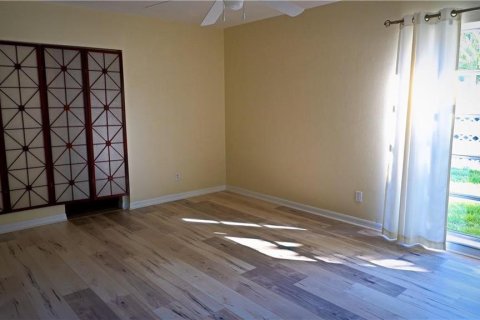 House in Saint Petersburg, Florida 2 bedrooms, 112.6 sq.m. № 1580698 - photo 2