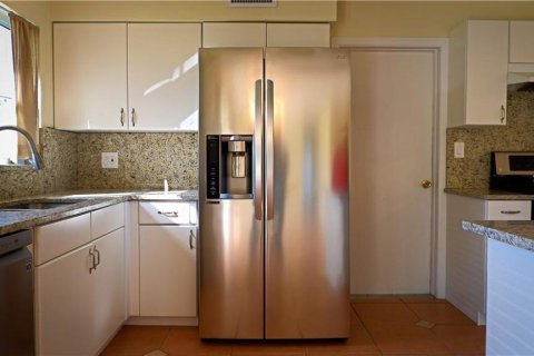 House in Saint Petersburg, Florida 2 bedrooms, 112.6 sq.m. № 1580698 - photo 5