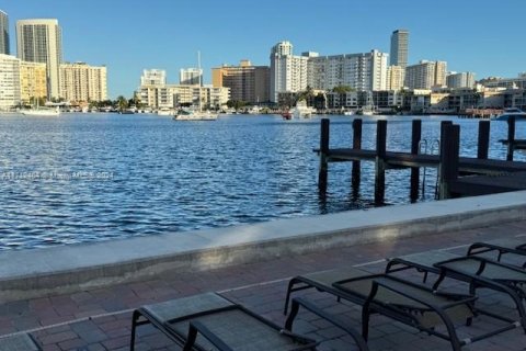 Купить кондоминиум в Халландейл-Бич, Флорида 2 спальни, 94.76м2, № 1934365 - фото 3