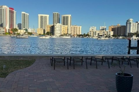 Купить кондоминиум в Халландейл-Бич, Флорида 2 спальни, 94.76м2, № 1934365 - фото 24