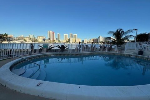 Купить кондоминиум в Халландейл-Бич, Флорида 2 спальни, 94.76м2, № 1934365 - фото 4