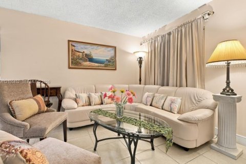 Copropriété à vendre à Miami, Floride: 3 chambres, 96.62 m2 № 2400650 - photo 4