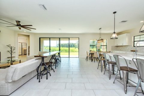 House in Fish Hawk, Florida 5 bedrooms, 399.02 sq.m. № 1887046 - photo 3