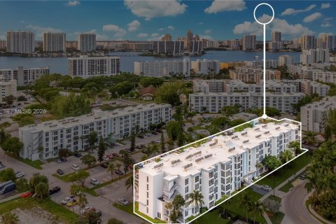 Condo in Sunny Isles Beach, Florida, 2 bedrooms  № 1996156 - photo 16