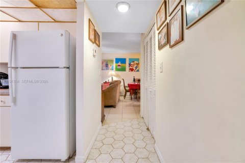 Condo in Sunny Isles Beach, Florida, 2 bedrooms  № 1996156 - photo 9