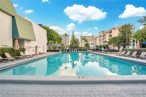 Condo in Sunny Isles Beach, Florida, 2 bedrooms  № 1996156 - photo 4