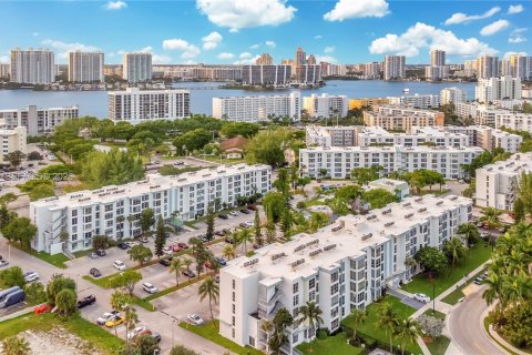 Condo in Sunny Isles Beach, Florida, 2 bedrooms  № 1996156 - photo 2